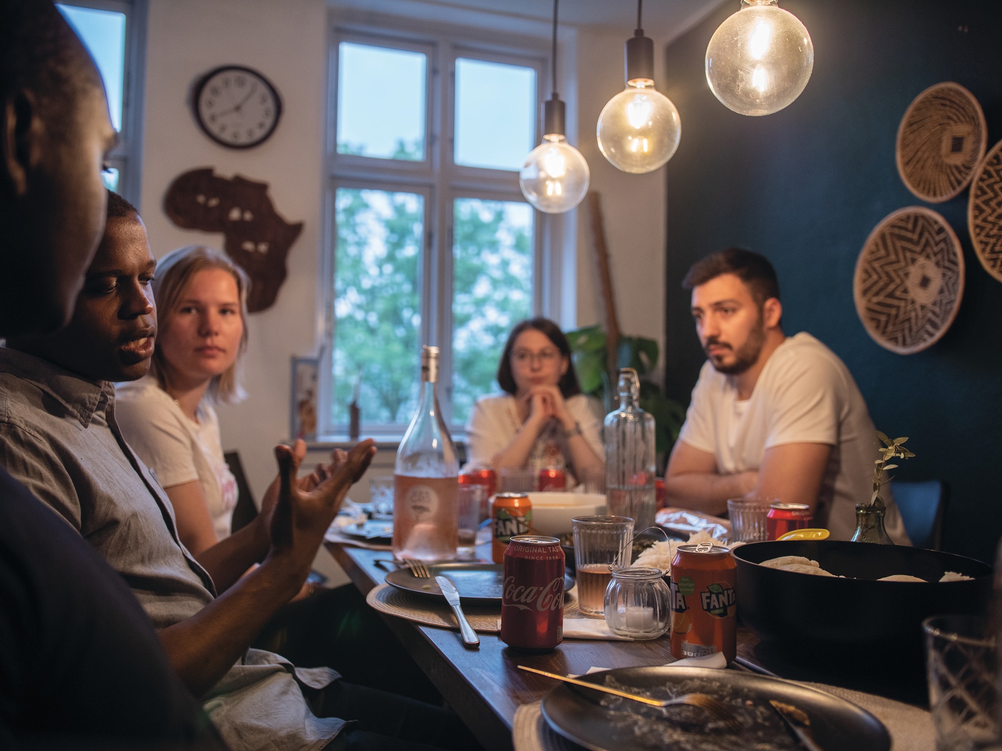 Nordiske unge diskuterer sprog over en middag