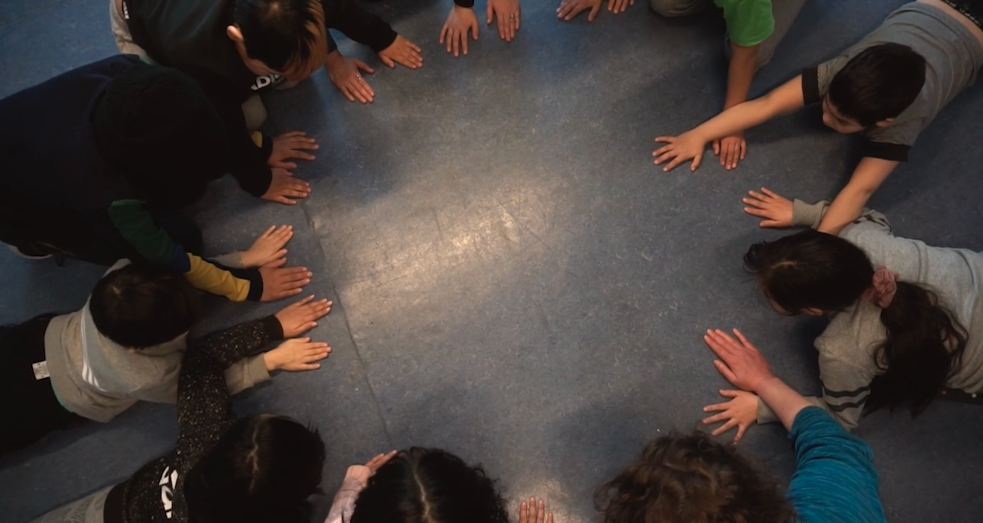 Børnehænder i cirkel - billede fra videoen om Kiinnat Festival 2021