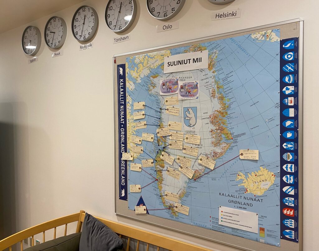 kort over Grønland med kontaktpersoner i de enkelte byer
