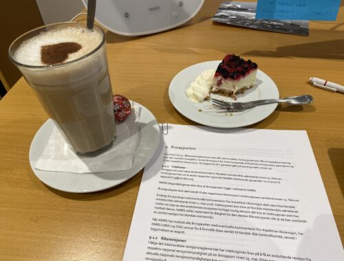 Bilde av direktørens kaffe og kake på sitt skrivebord