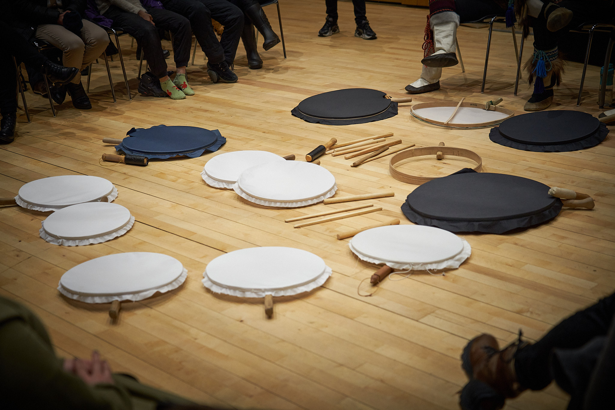 Forskellige Inuit trommer på gulvet