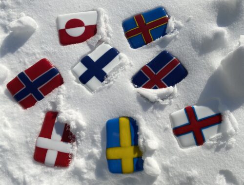 Nordiske glasflag i sneen