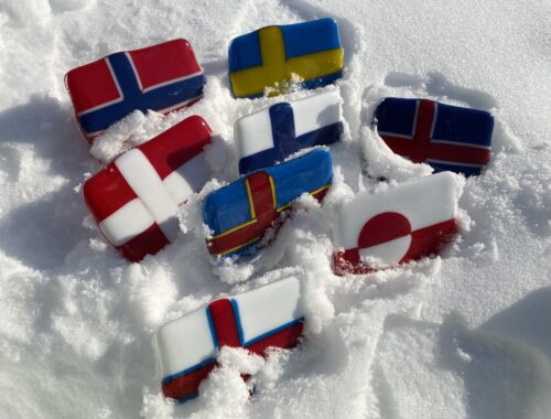 Nordiske glasflag i sneen